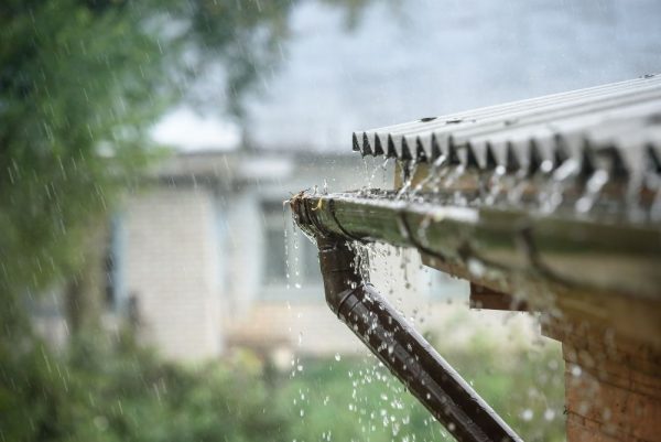 雨が降る屋根　雨どい